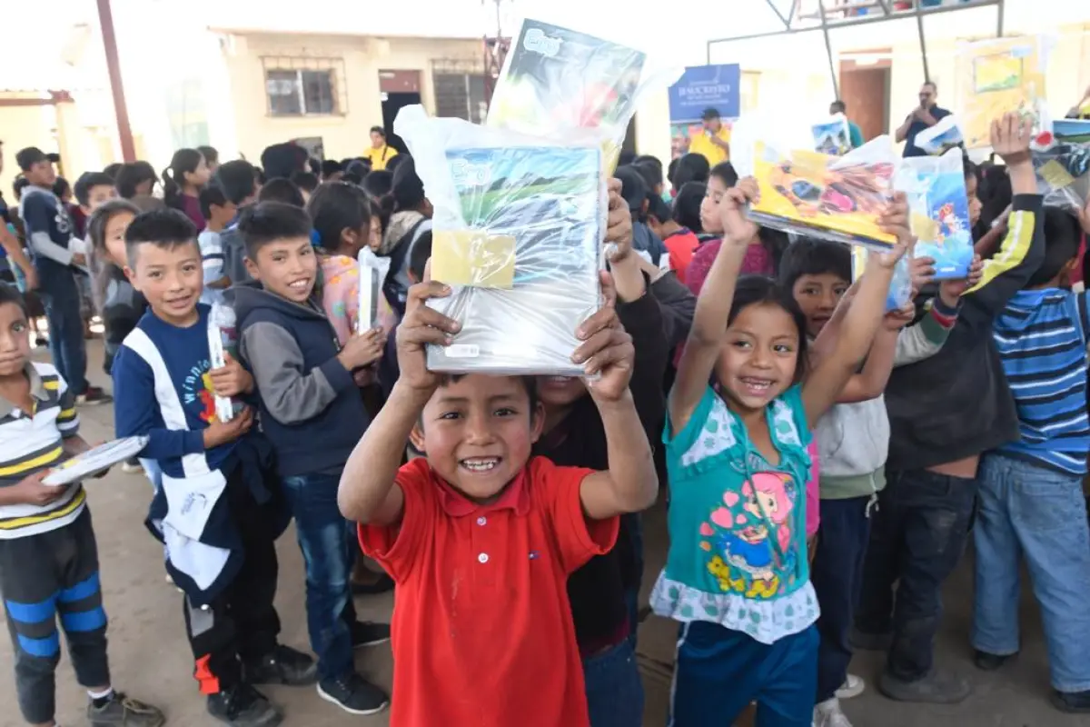 Cuadernos con Corazón lleva a Sololá para beneficiar la educación de los niños, 