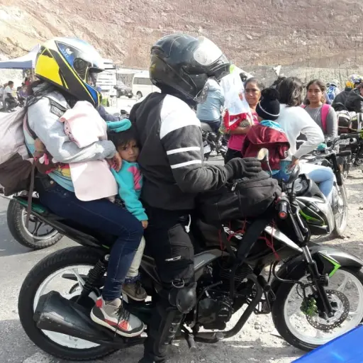 Motorista detenido por llevar niños en la Caravana del Zorro.