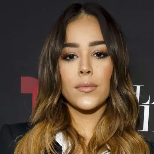 danna-paola-bailando-sensualmente-ensayos-ultimo-sencillo-sodio-emisoras-unidas ,