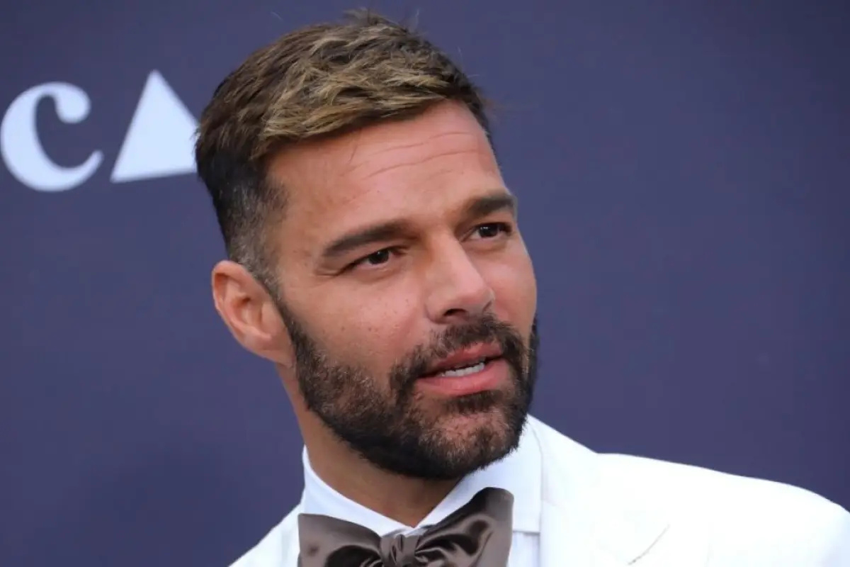 ricky-martin-roba-beso-presentador-vina-del-mar-tras-finalizar-show-emisoras-unidas, 