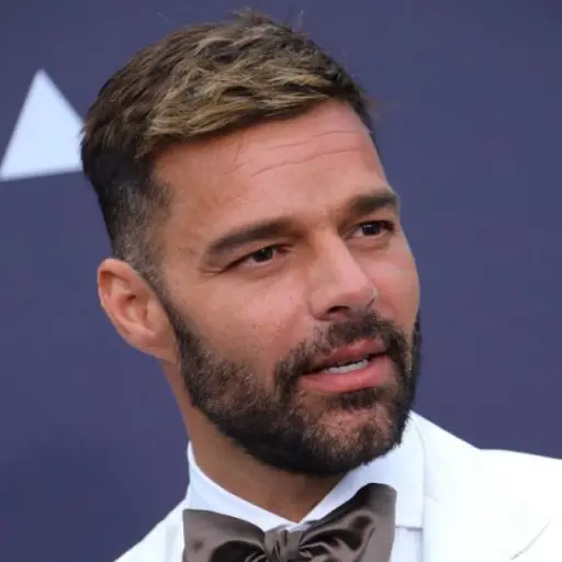 ricky-martin-roba-beso-presentador-vina-del-mar-tras-finalizar-show-emisoras-unidas ,