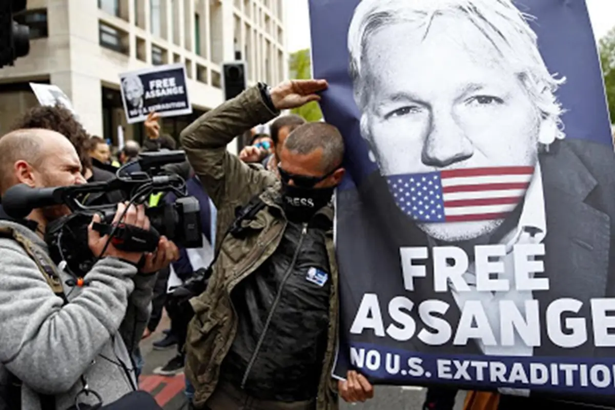 La justicia británica examina la solicitud de extradición de Assange a EEUU