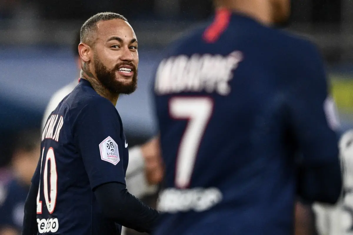 Paris Saint-Germain's Brazilian forward Neymar (L)  reacts  during the French L1 football match between Paris Saint-Germain (PSG) and Girondins de Bordeaux at the Parc des Princes stadium in Paris, on February 23, 2020. (Photo by Martin BUREAU / AFP)