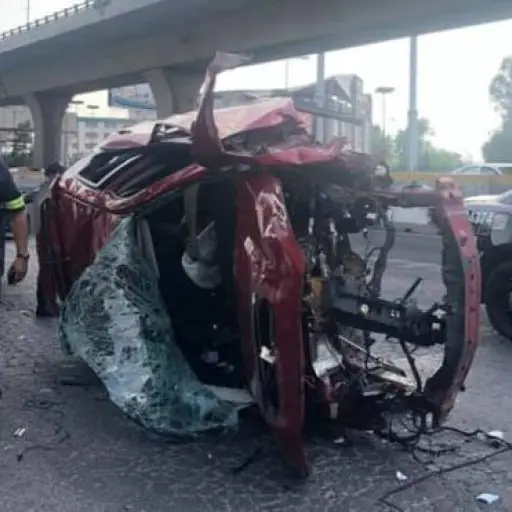 VIDEO: conductor sale expulsado de vehículo tras chocar contra muro