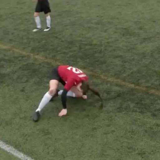 Futbolista se disloca la rodilla y a golpes la reacomoda para seguir jugando