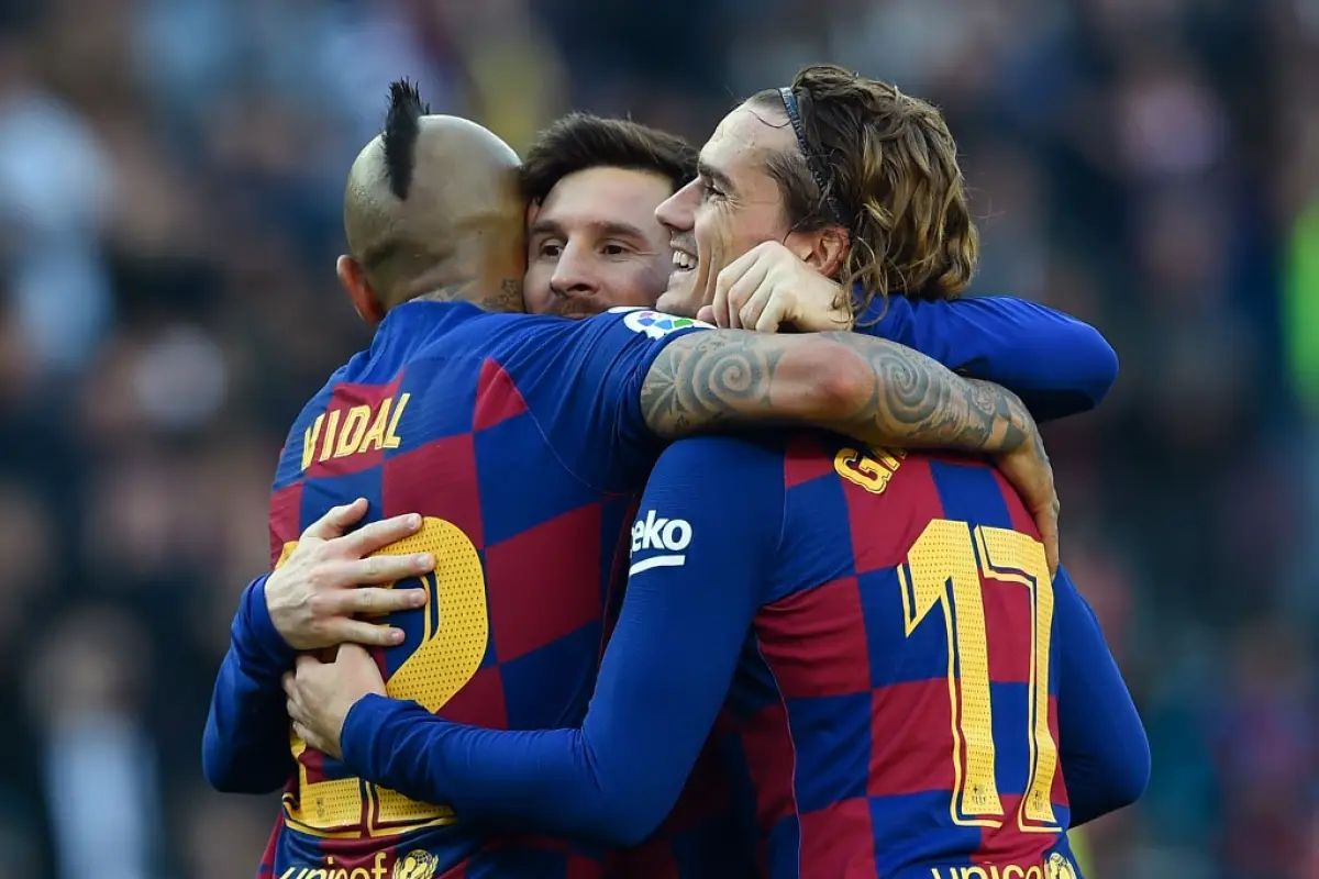 Barcelona's Argentine forward Lionel Messi (C) celebrates with Barcelona's French forward Antoine Griezmann (R) and Barcelona's Chilean midfielder Arturo Vidal (L) after scoring during the Spanish league football match FC Barcelona against SD Eibar at the