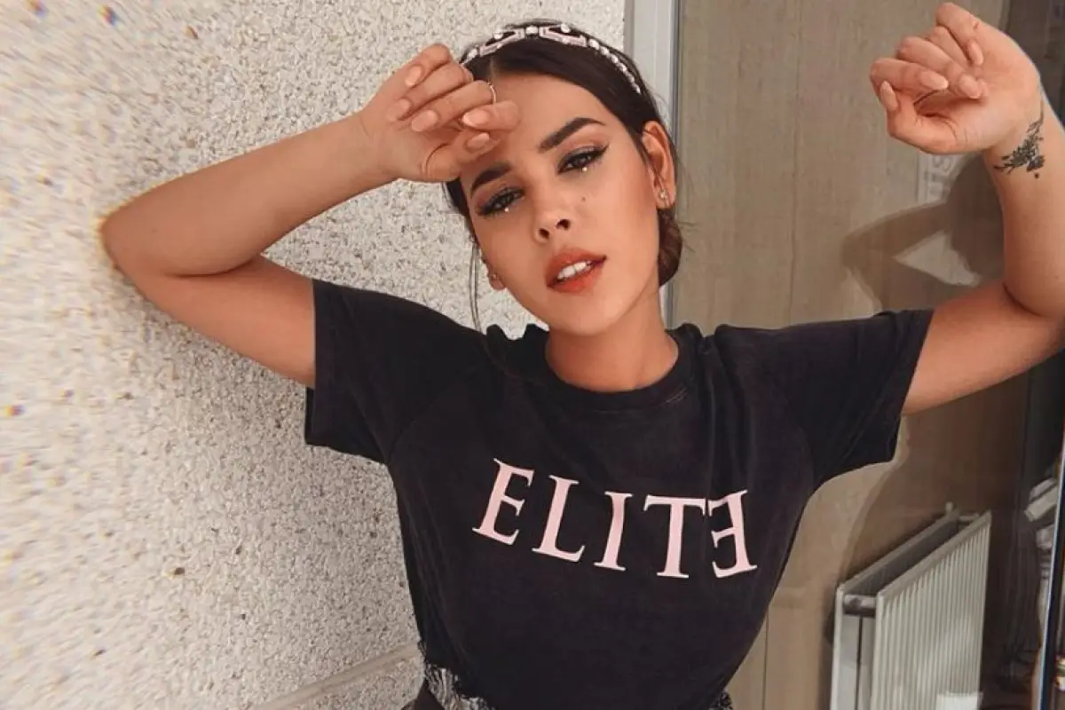 Danna Paola presume sus piernas en un minivestido lleno de brillo, 