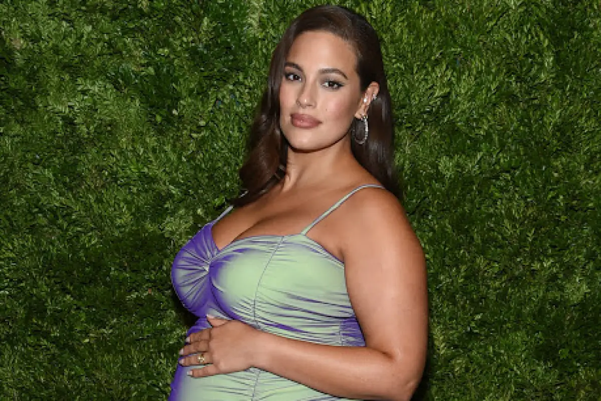 sin-miedo-criticas-ashley-graham-publica-foto-post-parto-muestra-estrias-emisoras-unidas, 