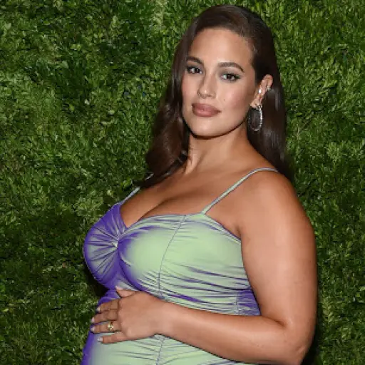 sin-miedo-criticas-ashley-graham-publica-foto-post-parto-muestra-estrias-emisoras-unidas ,