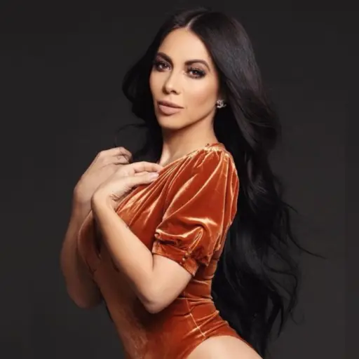 jimena-sanchez-derrocha-sensualidad-microbikini-mientras-pasea-playa-emisoras-unidas ,