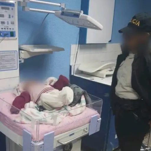 Dos hondurenos llevaban ilegalmente a bebe de 4 meses