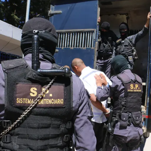 Trasladan a 221 reclusos de Pavoncito hacia Fraijanes II