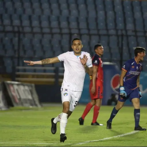 Comunicaciones marcha como líder del torneo.