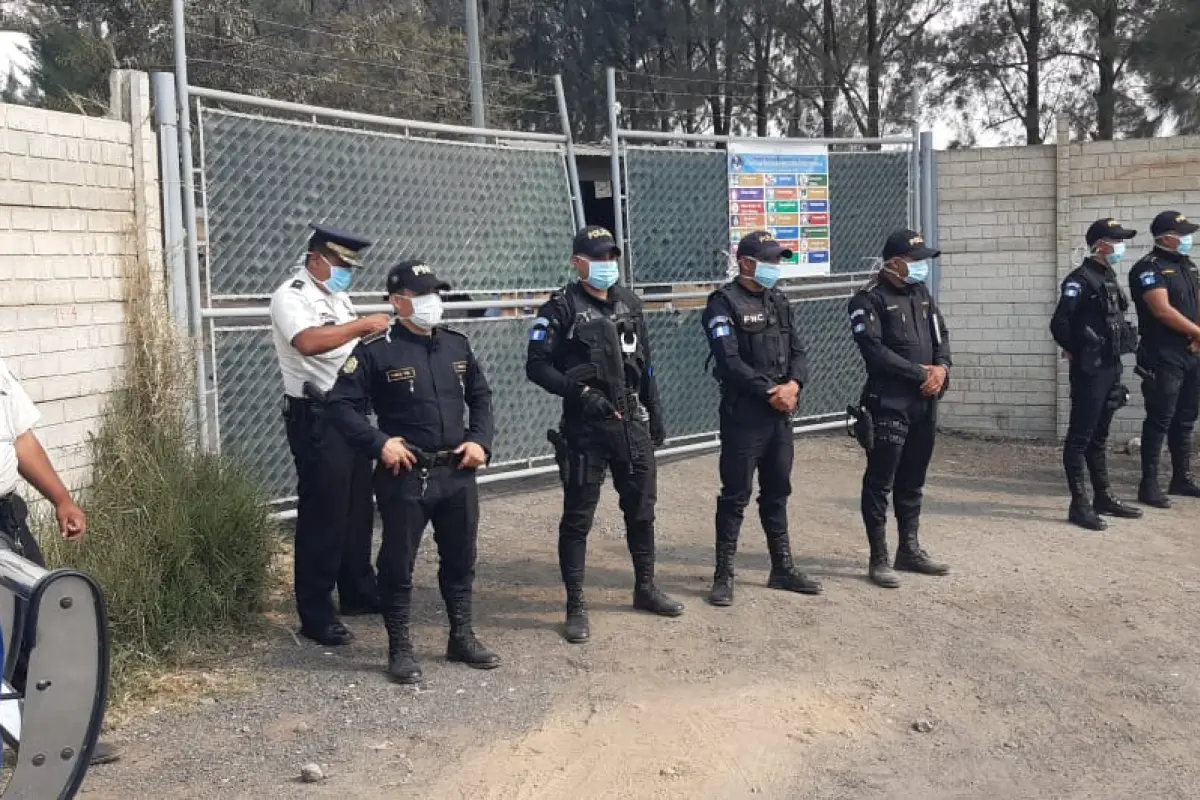 Un contingente de la PNC custodia entrada al Hospital de Villa Nueva