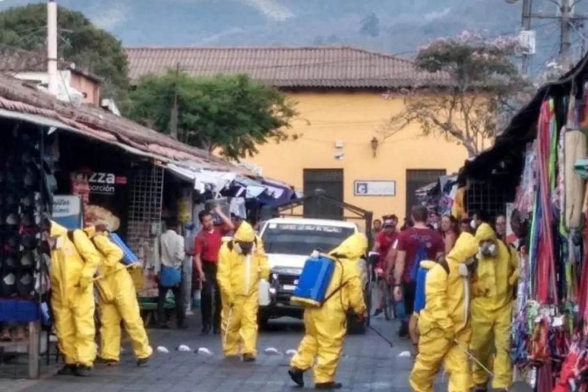 Fumigan mercado de Antigua Guatemala