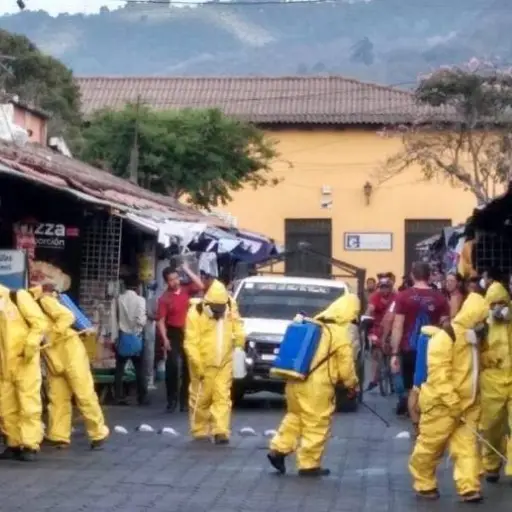 Fumigan mercado de Antigua Guatemala