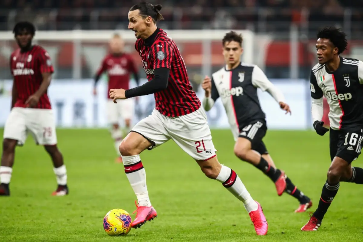 Ibrahimovic conduce el balón durante un partido en Italia. Foto: AFP