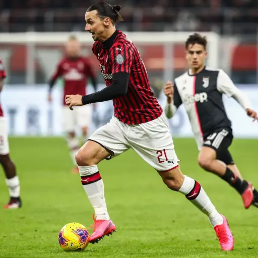 Ibrahimovic conduce el balón durante un partido en Italia. Foto: AFP
