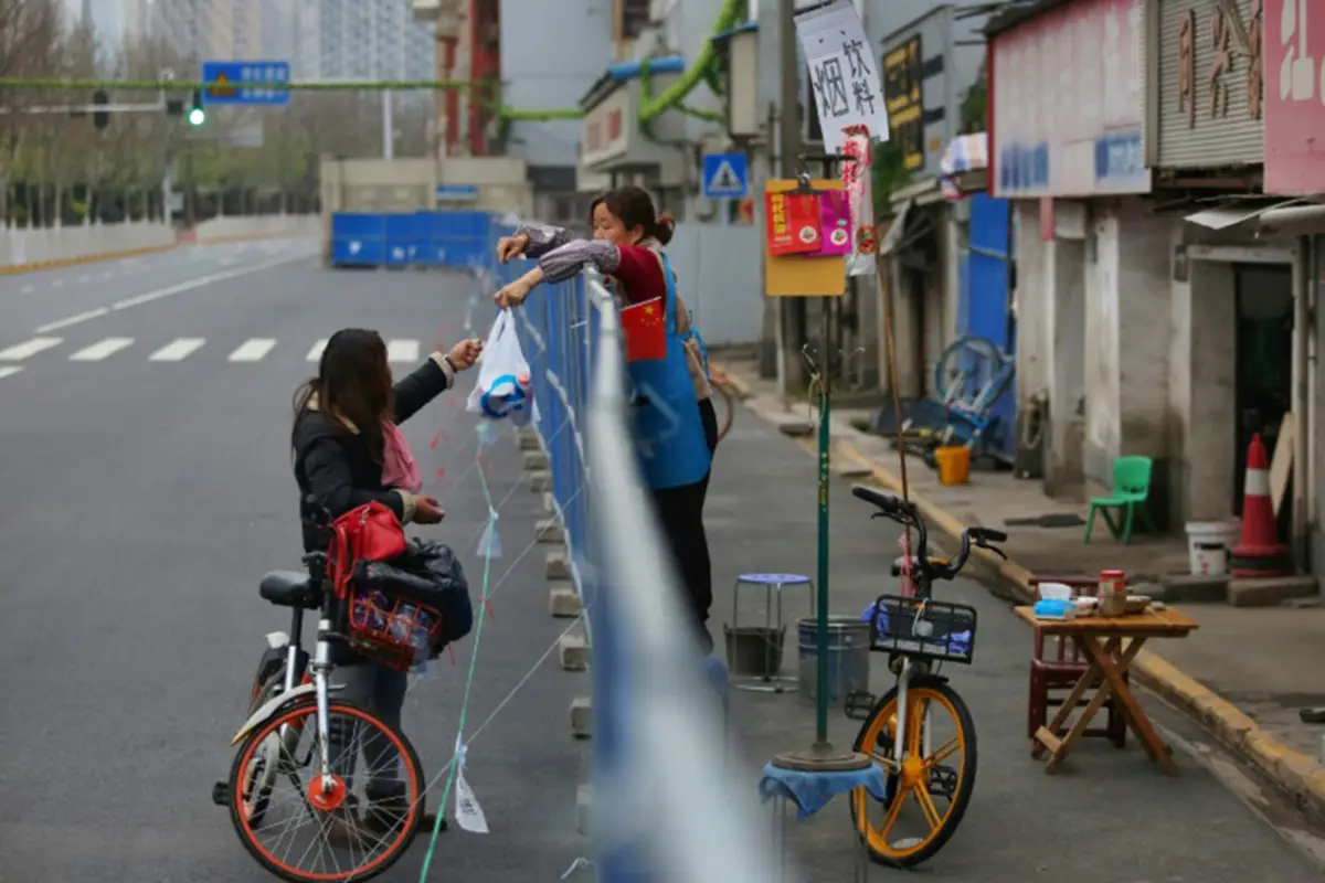 Wuhan, cuna china del coronavirus, espera que caigan sus barricadas