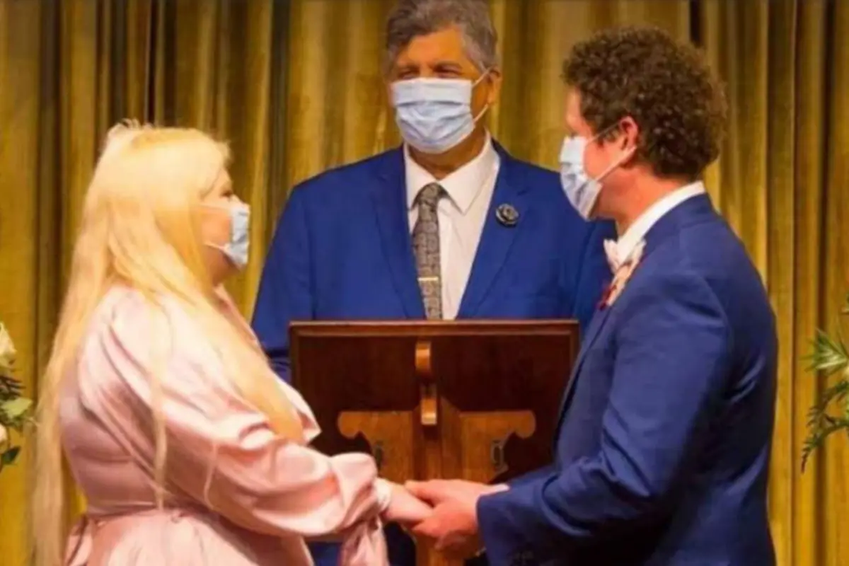 Pareja obtiene autorización para casarse en Italia pero con guantes y mascarillas