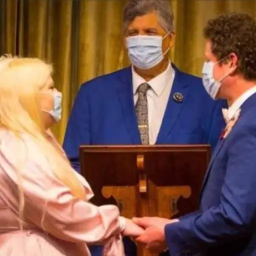 Pareja obtiene autorización para casarse en Italia pero con guantes y mascarillas