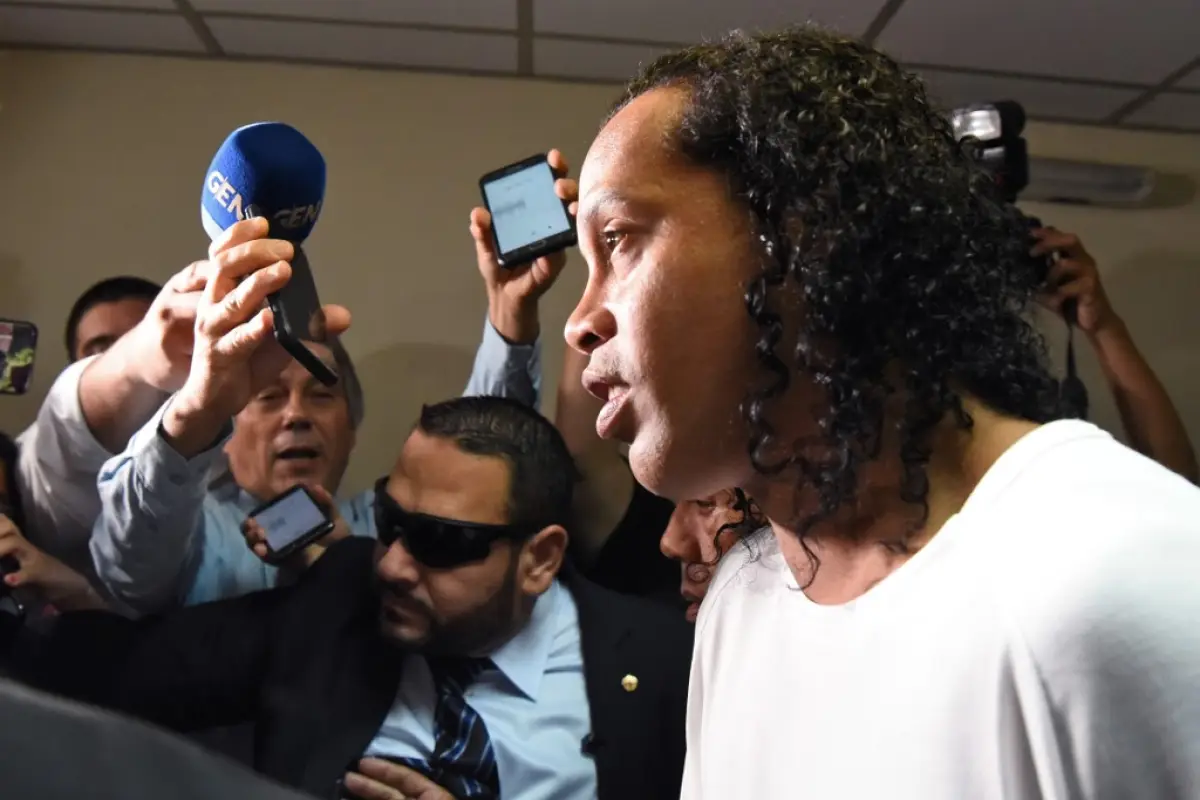 Brazilian retired football player Ronaldinho arrives at Asuncion's Justice Palace to testify about his irregular entry to the country, in Asuncion, on March 6, 2020. - Former Brazilian football star Ronaldinho and his brother have been detained in Paragua