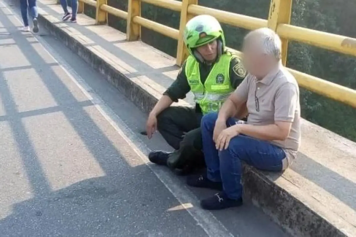 VIDEO: Policía evitó que un hombre se lanzara desde un puente