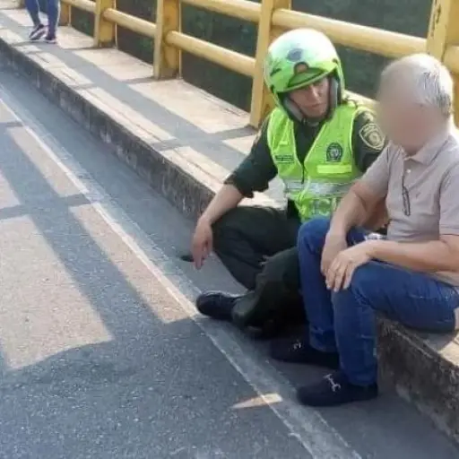 VIDEO: Policía evitó que un hombre se lanzara desde un puente