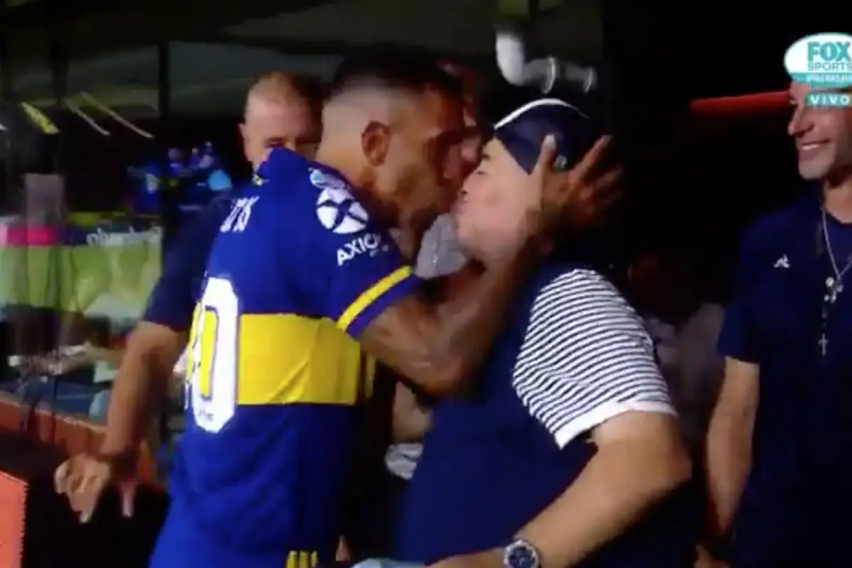 Maradona le roba un beso en la boca a Carlos Tévez en la Bombonera