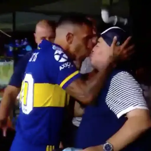 Maradona le roba un beso en la boca a Carlos Tévez en la Bombonera