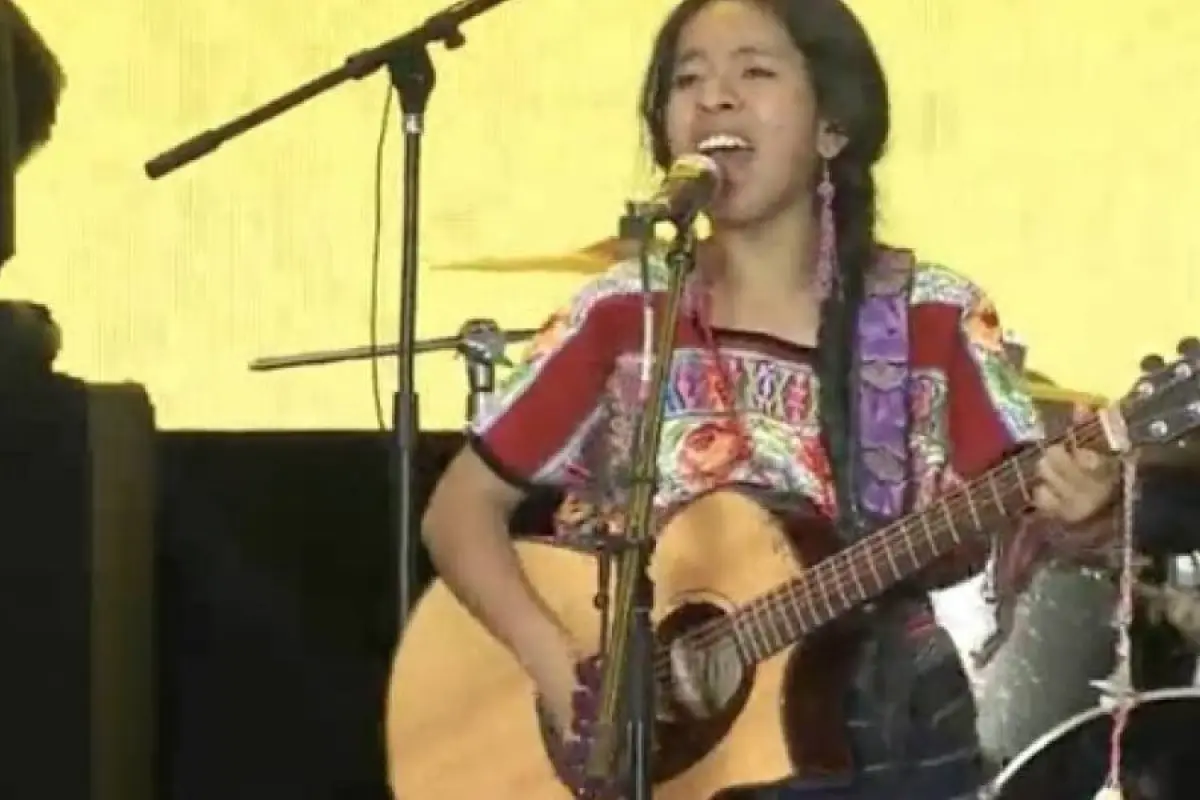 #TiempoDeMujeres: Sara Curruchich canta en el Zócalo de la CDMX