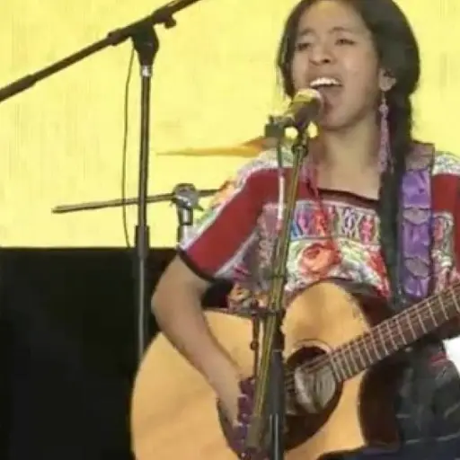 #TiempoDeMujeres: Sara Curruchich canta en el Zócalo de la CDMX
