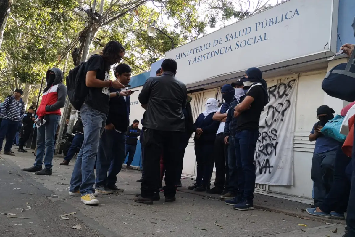 Estudiantes de enfermería toman el ministerio de salud