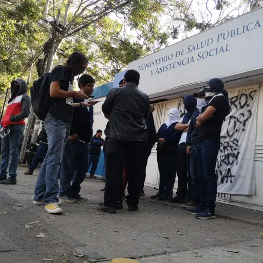 Estudiantes de enfermería toman el ministerio de salud