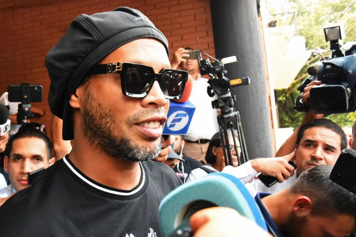 Ronaldinho acudió este día a la fiscalía paraguaya a prestar declaración.  Foto AFP 