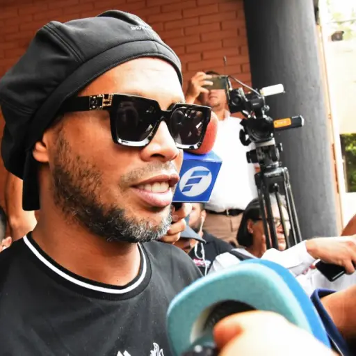 Ronaldinho acudió este día a la fiscalía paraguaya a prestar declaración.  Foto AFP 