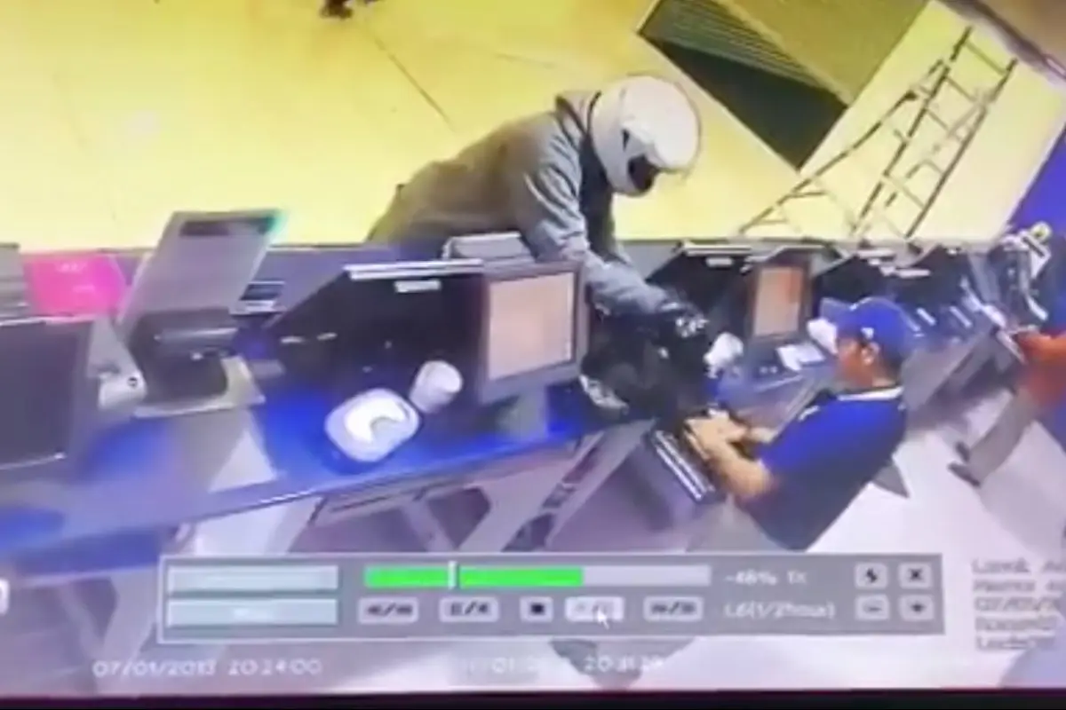 VIDEO: hombre asaltó taquilla de cine y se fuga tranquilamente