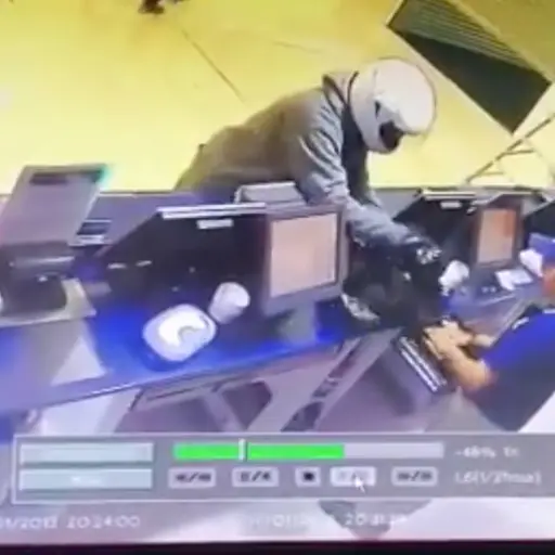VIDEO: hombre asaltó taquilla de cine y se fuga tranquilamente