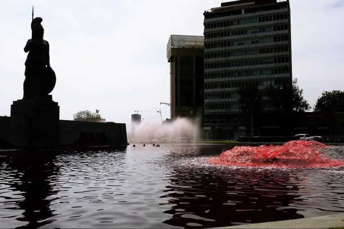 Agua roja méxico monumento día internacional de la mujer, 