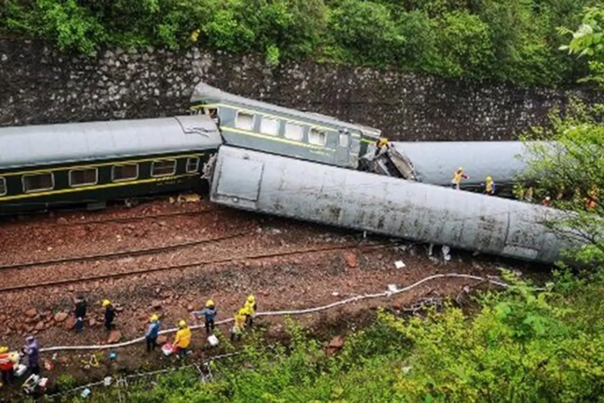 Un muerto y 127 heridos en descarrilamiento de un tren en China por un deslizamiento de tierra