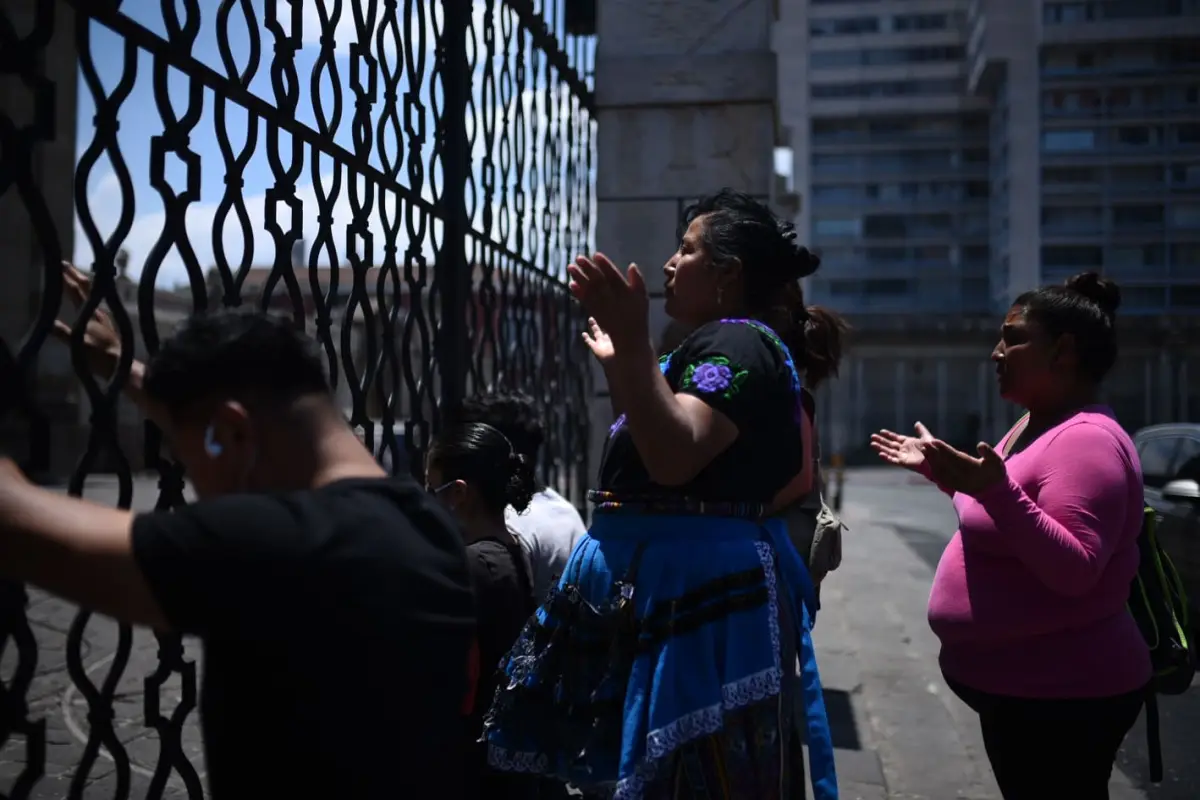 coronavirus COVID19 Guatemala (3) Monseñor Raúl Martínez abre la Puerta Santa de la Catedral y exhibe al Santísimo Sacramento por unos minutos., 