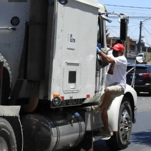 Familia realiza noble gesto con camioneros por abastecer comercios