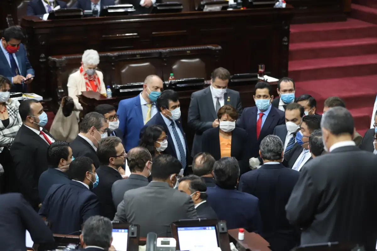 Diputados modifican toque de queda para evitar ser capturados Emisoras Unidas Guatemala, 