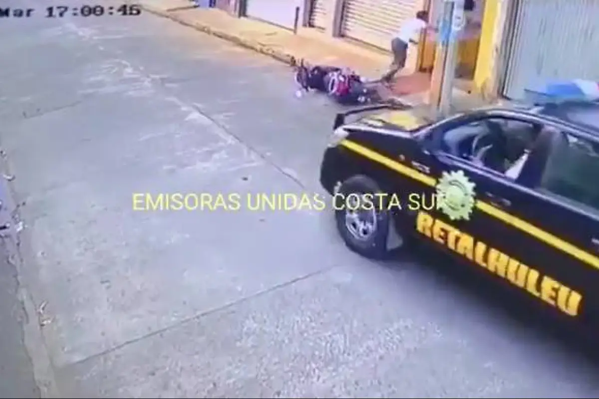 pareja deja tirada motocicleta y evitan ser capturados por toque de queda