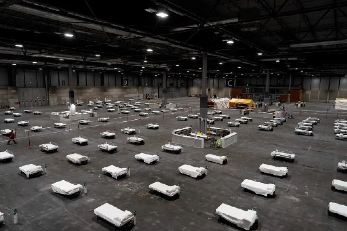 This handout picture made available by Madrid´s regional government, Comunidad de Madrid, shows a general view of the temporary hospital set up at a pavilion in Ifema convention and exhibition center in Madrid, on March 21, 2020. - Spain announced 394 new