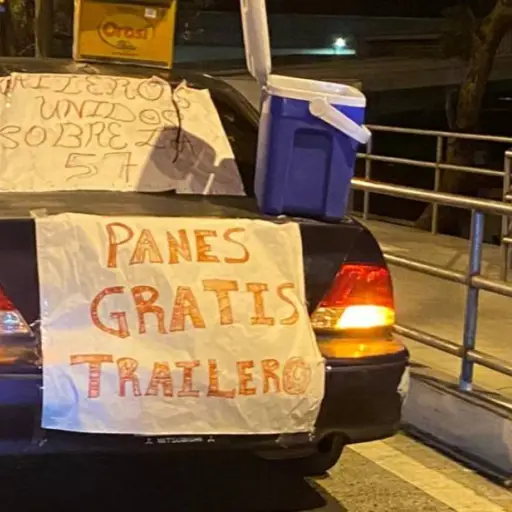 jovenes reparten alimentos a camioneros quienes trabajan para abastecer comercios