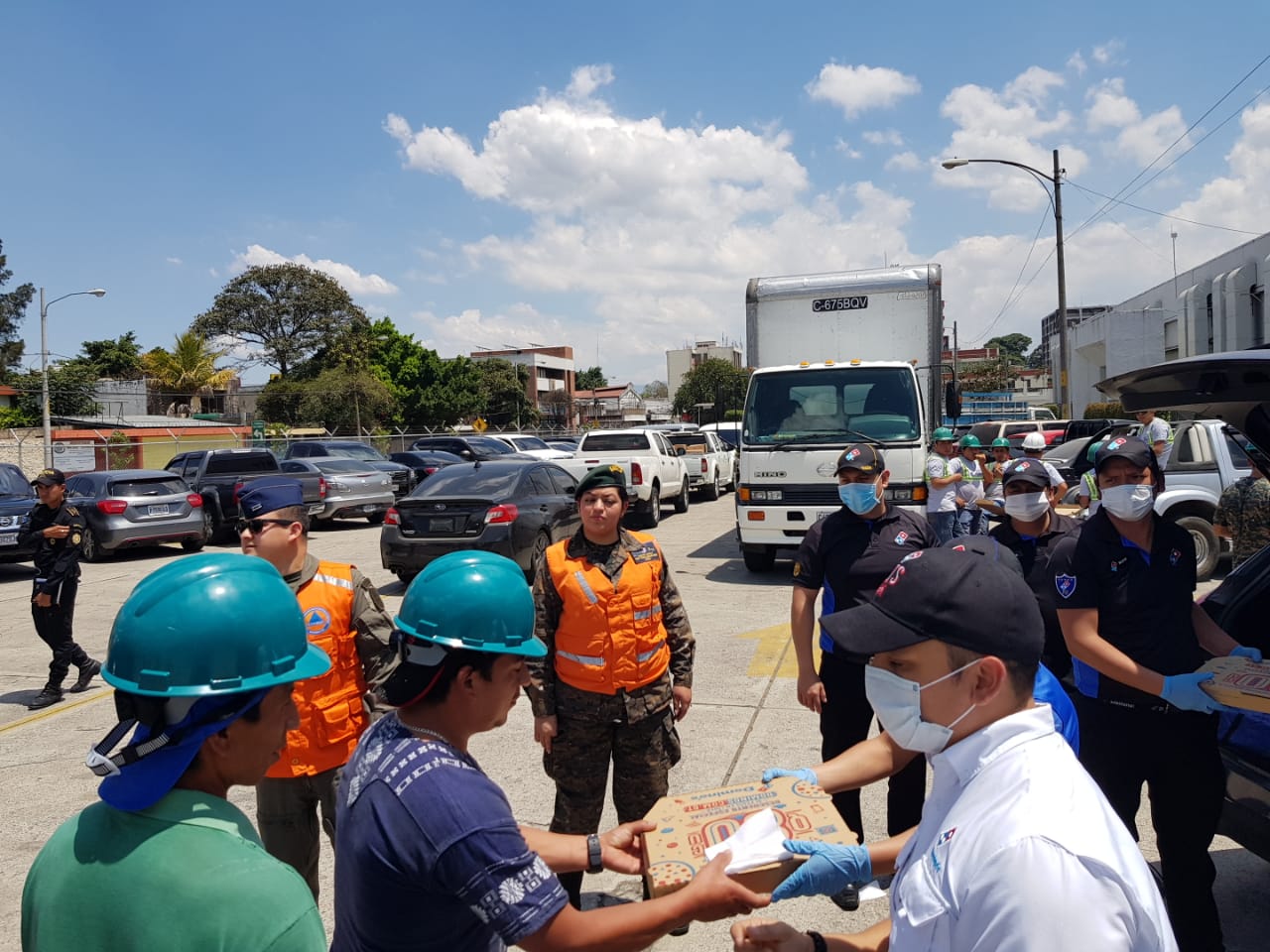 dominos-pizza-donacion-alimento-servidores-publicos-parque-de-la-industria-emisoras-unidas-2 | 