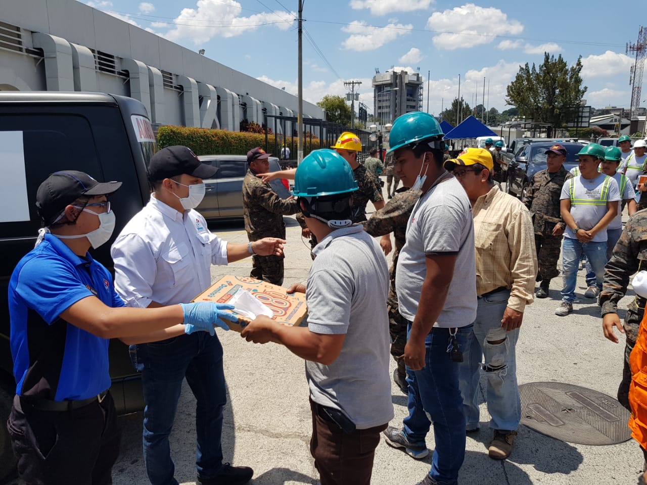 dominos-pizza-donacion-alimento-servidores-publicos-parque-de-la-industria-emisoras-unidas-1 | 