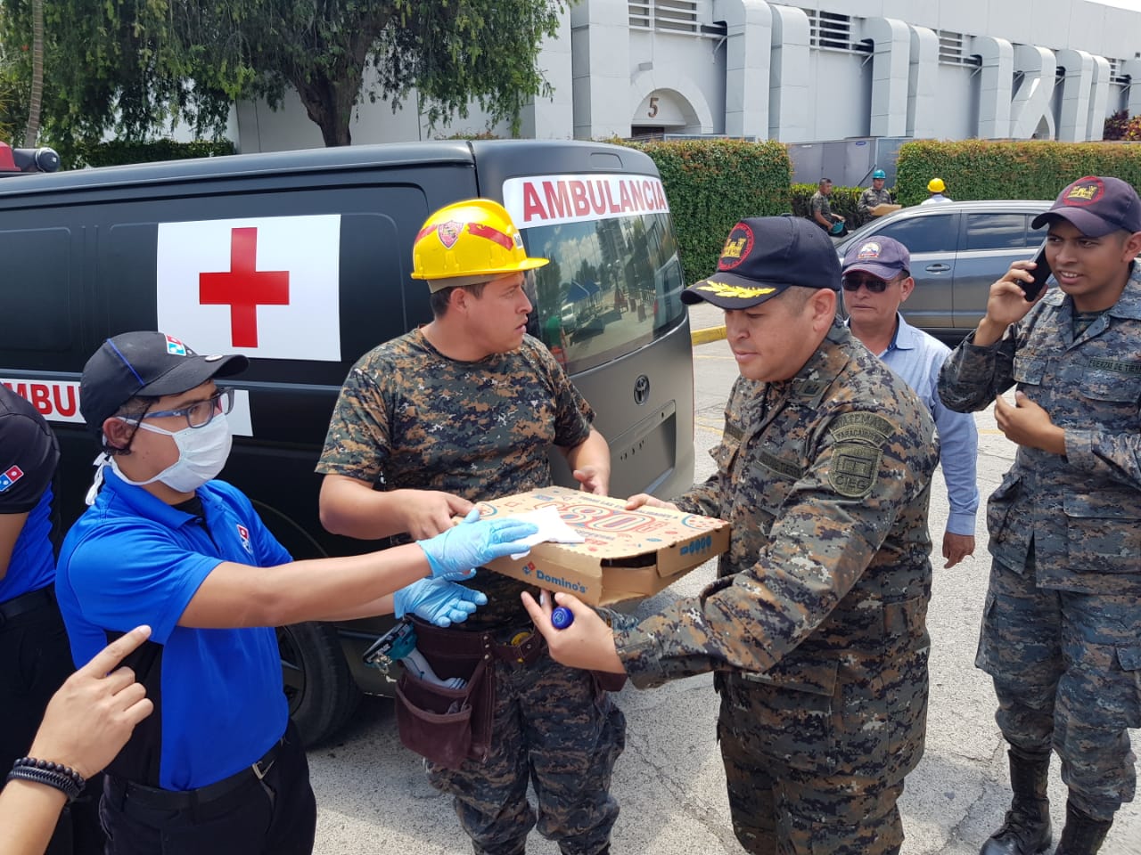 dominos-pizza-donacion-alimento-servidores-publicos-parque-de-la-industria-emisoras-unidas-6 | 