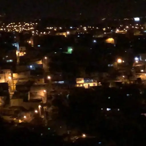 Vecinos pasan el toque de queda con silbidos y música